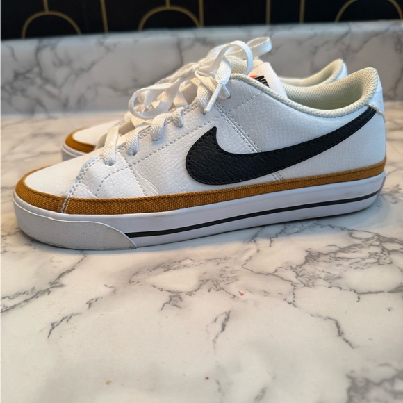 Nike courts women’s 7 - Picture 4 of 8